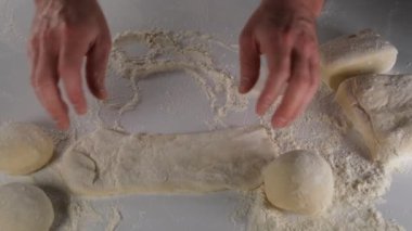 Hamur, hamuru şekillendiren şef, yüksek kalite FullHD görüntüler.