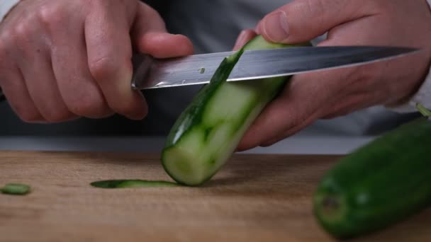 Ogórek Szef Kuchni Obierający Ogórek Nożem — Wideo stockowe