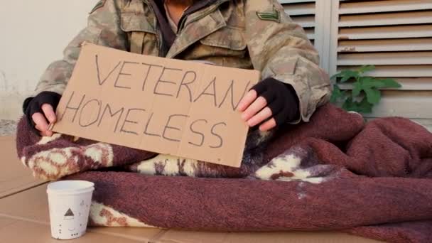 Fără Adăpost Veteran Fără Adăpost Stradă Pentru Ajutor — Videoclip de stoc