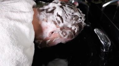 Saç yıkama, berber adam yıkama kızıl saç yıkama.