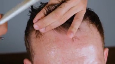 Makasla saç kesimi, berber dükkanında makasla saç kesimi.