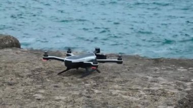 dron, dron pervaneleri çalışıyor ve uçuyor