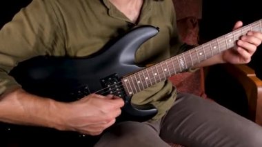 Elektro gitar çalan bir adam.