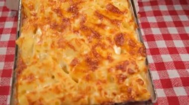 makarna, fırında makarna kareli kapakta servis edilir.
