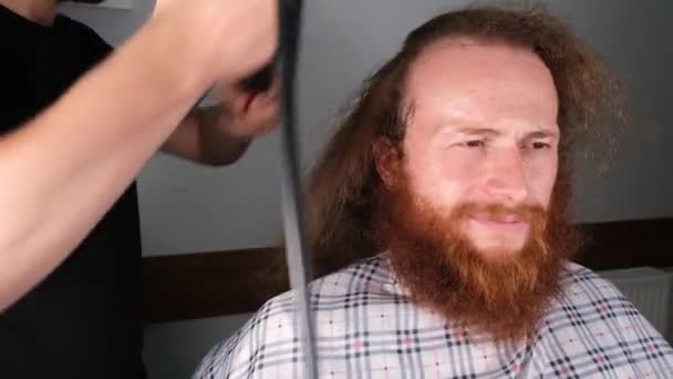 Zbliżenie Wideo Człowieka Suszenia Włosów Pomocą Czarnej Suszarki Włosów — Wideo stockowe