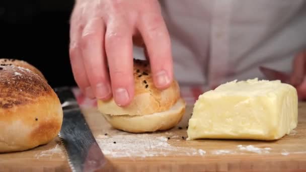 Posmarowanie Chleba Masłem Kucharz Posmarowanie Chleba Chlebem — Wideo stockowe
