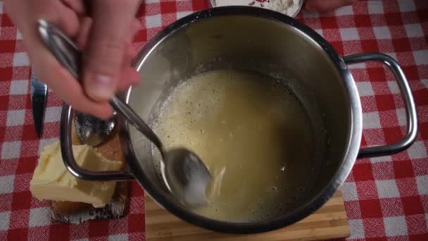 バター溶かしたバターを鍋に混ぜ — ストック動画