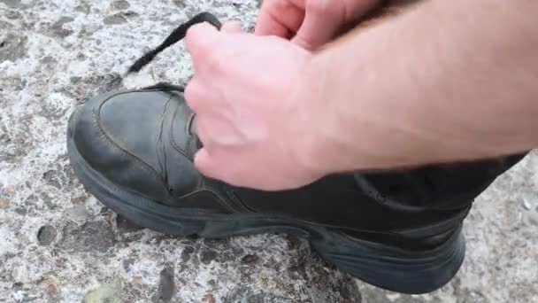 靴を結び古い靴を結ぶ男 高品質4K映像 — ストック動画