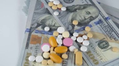 Dolarlar ve haplar döner. Yüksek kalite 4k görüntü