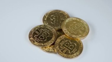bitcoins beyaz arkaplanda döner yüksek kalite 4k görüntü