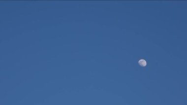 Ay ve uçak. Yüksek kalite 4k görüntü, pan shot