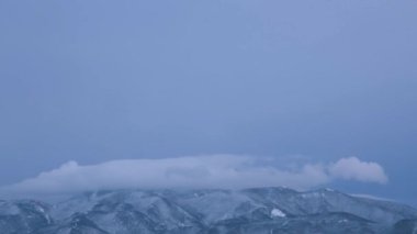 Bulutlar ve bulutlar dağların üzerinden akıyor zaman aşımı, 4k video