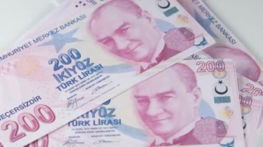 Turkish lira, turntable 'da 200 Türk lirası..