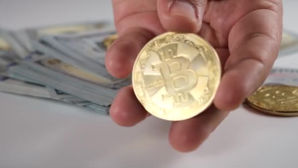 Fingers Holding Gold Bitcoin Para Arkaplanda Nsan Eli — Stok video