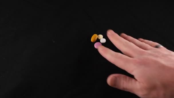 Symbolický Obchod Drogami Detailní Záběr Ruku Pilulky Peníze — Stock video