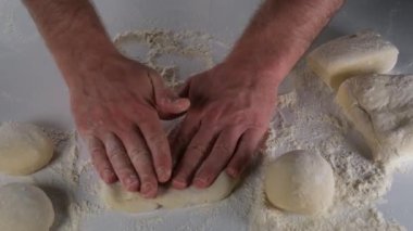 Hamur, hamuru şekillendiren şef, yüksek kalite FullHD görüntüler.