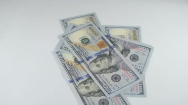 ABD Doları 'nın faturalarını sayan ya da nakit ödeme yapan eller..