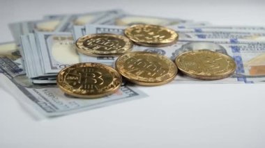 Dolar ve bitcoin, 100 dolar ve bitcoin paralar turntable