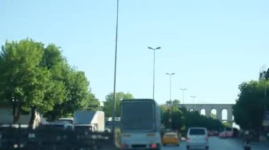 İstanbul 'da trafik kazası ve arabalar