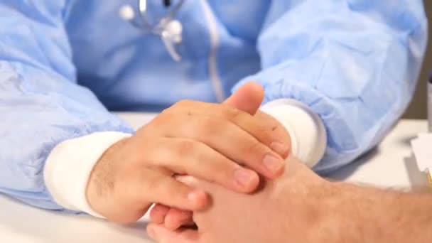 Lekarz Pociesza Pacjenta Dłońmi — Wideo stockowe