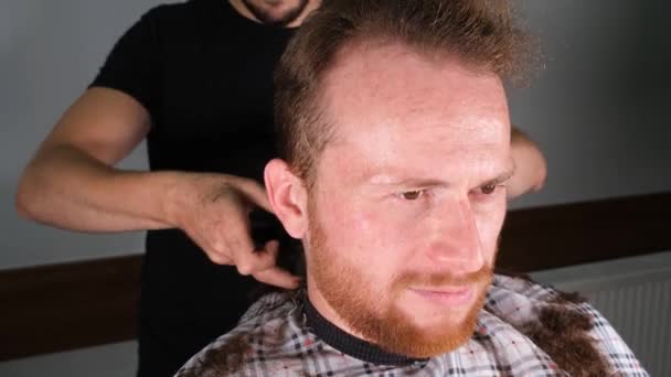 Kuaför Kuaför Kuaförde Saç Kesme Makinesiyle Erkek Tıraşı Yapıyor — Stok video