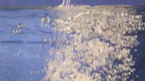 Blasen Wasserblasen Blauer Hintergrund Hochwertiges Filmmaterial — Stockvideo