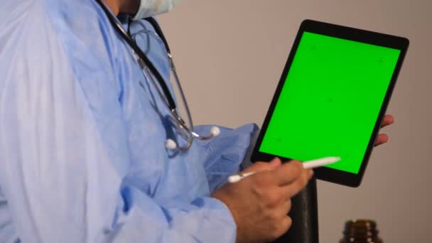 Erklärt Der Chirurg Und Zeigt Auf Das Green Screen Tablet — Stockvideo