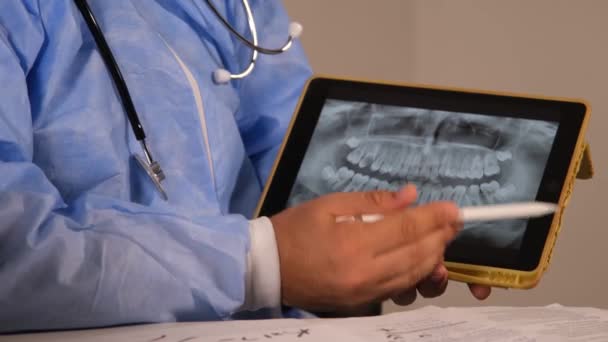 Médico Está Explicando Los Resultados Radiografía Película Dental — Vídeos de Stock