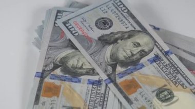 Dolar ve bitcoin, 100 dolar ve pikabın üzerinde bitcoin paralar