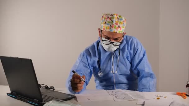 Ιατρικός Έλεγχος Ιατρικός Έλεγχος Των Ασθενών Αποτελέσματα Στην Αίθουσα Εξέτασης — Αρχείο Βίντεο
