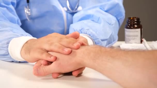 Доктор Утешает Пациента Руками — стоковое видео