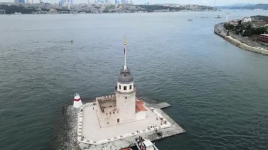 İstanbul Boğazı 'ndaki hava bakireleri kulesi.