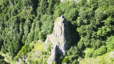 Dik kayalar, uçurumdaki dik kayalar.