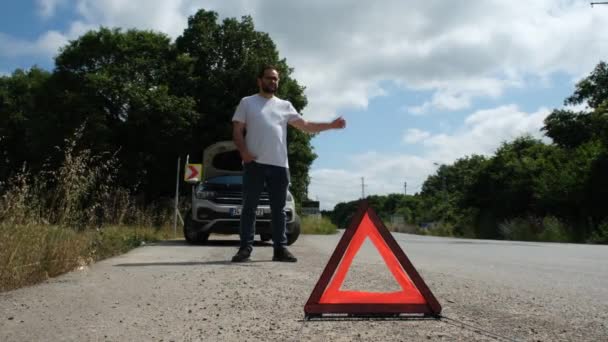 Man Hitchhiking Asking Help His Car Breaks — Stock Video