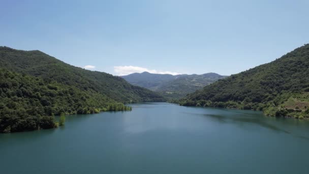 Göl Dağlar Havadan Çekilmiş Mavi Göl Yeşil Orman Dağları — Stok video
