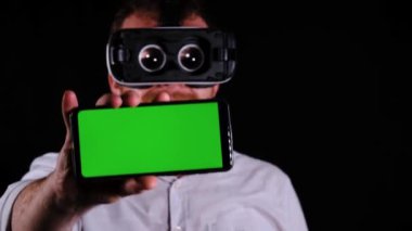 Gözlükler ve yeşil ekran telefon. Yüksek kalite 4k görüntü