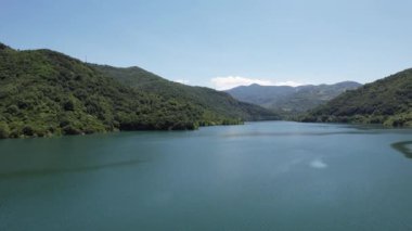Baraj gölü, baraj gölü ve yeşil orman dağları.