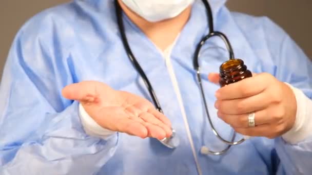 Läkare Med Stetoskop Hälla Piller Handen — Stockvideo