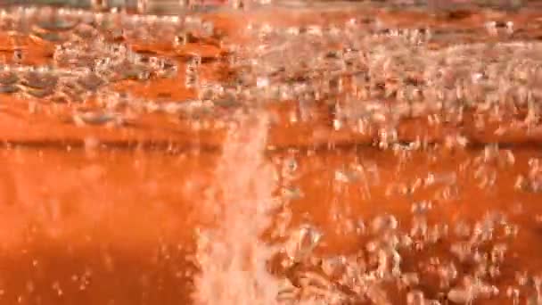 Вода Водяні Бульбашки Блискучому Помаранчевому Фоні Повільний Рух — стокове відео
