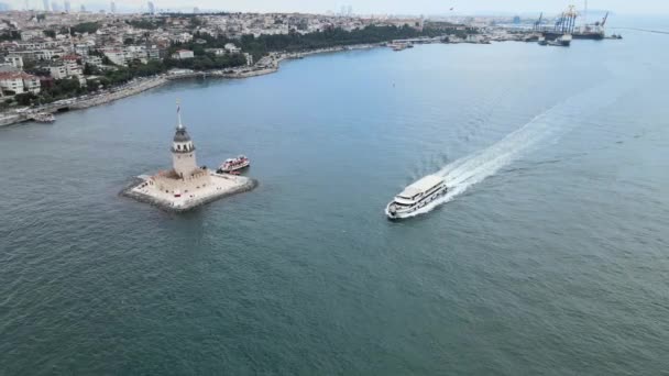 メイデンズタワーとイスタンブールのボスポラスを通過するフェリー — ストック動画