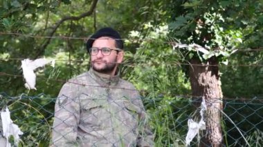 Siyah bereli paralı asker çitlerin arkasında, paramiliter asker.