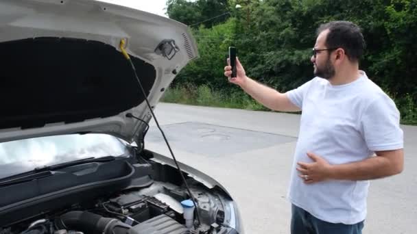 Homem Pede Ajuda Perto Seu Carro Quebrado Pedindo Ajuda — Vídeo de Stock