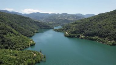 Yeşil dağların arasında göl havzası.