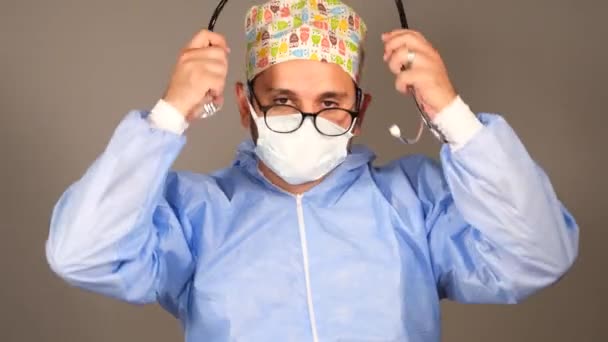 ステスコープを身に着けているマスクと外科医の服の医師 — ストック動画