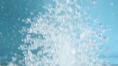 Mavi arkaplanda baloncuklar ve su kabarcıkları yavaş çekim