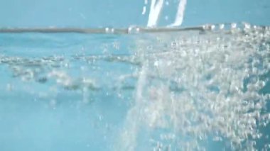 Mavi arkaplanda baloncuklar ve su kabarcıkları yavaş çekim