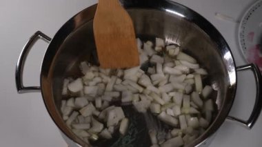 Tavada soğan, tavada kızarmış soğan.