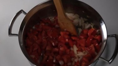 Yemeği karıştırmak, yemeği kaşıkla karıştırmak