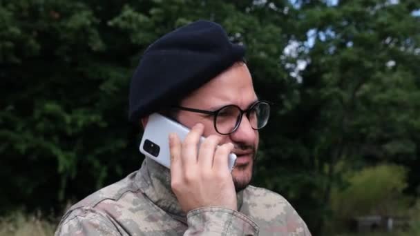 Katona Fekete Svájci Katona Beszél Mobilon — Stock videók