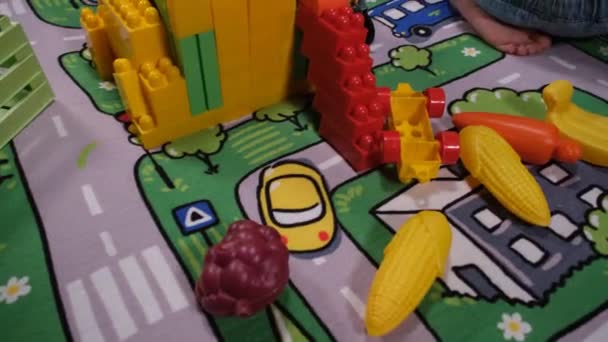Παιδί Παίζει Παιχνίδια Καυκάσιος Παιδί Παίζει Παιχνίδια Μοτίβο Κυκλοφορίας Χαλί — Αρχείο Βίντεο